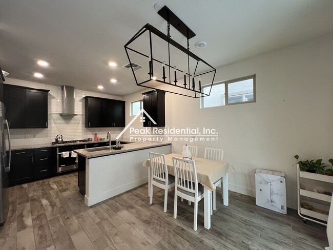 Building Photo - Updated Elk Grove 3bd/2.5ba Home with 2 Ca...