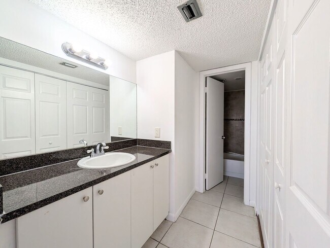 Building Photo - Spacious 2BR/1BA Residence – Great Kendall Location