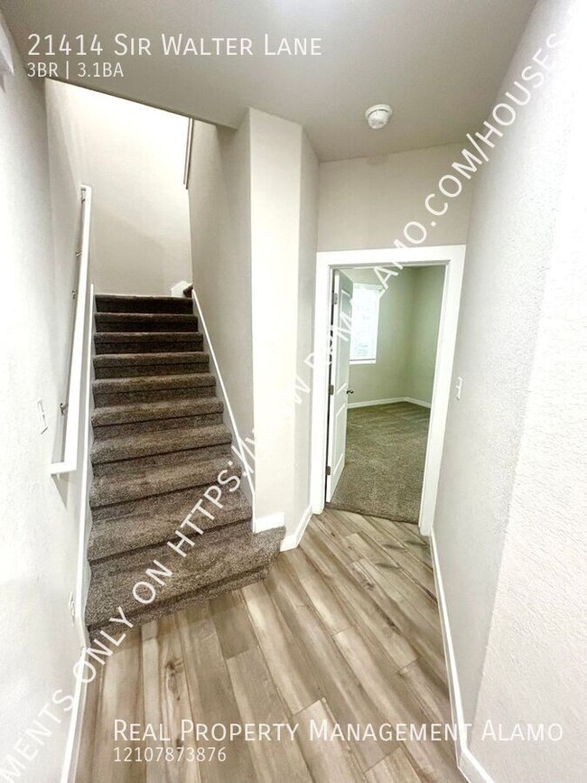 Building Photo - AVAILABLE NOW! Tri-Level 3 Bedroom / 3.5 B...