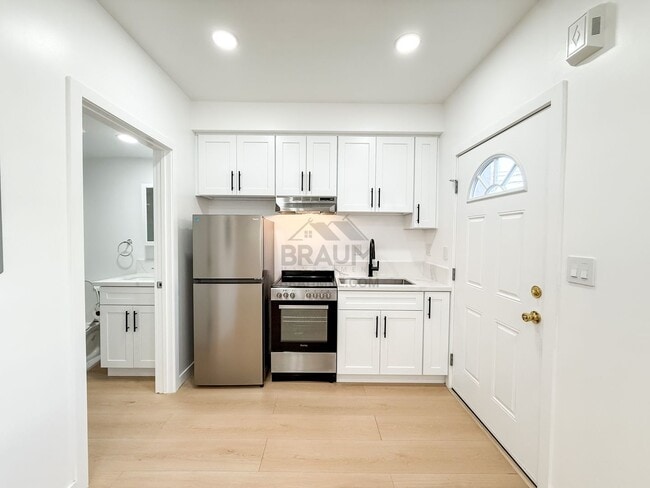 Foto del edificio - 11228 Huston St