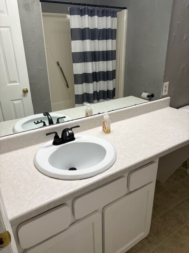 Foto del edificio - Start your Next Chapter!!! 2nd Floor Condo, Close to Shopping and Dining!!!