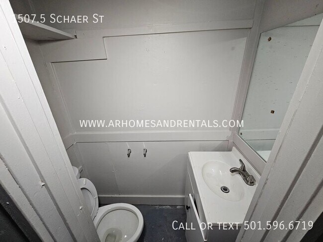 Building Photo - 1507.5 Schaer St