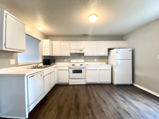 Building Photo - Well Maintained 2 Bedroom Townhome!
