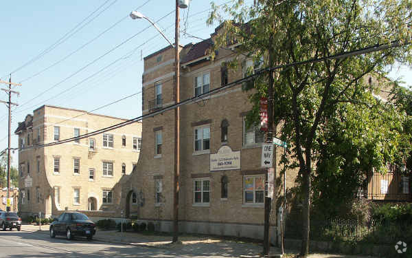 Building Photo - The Majestic