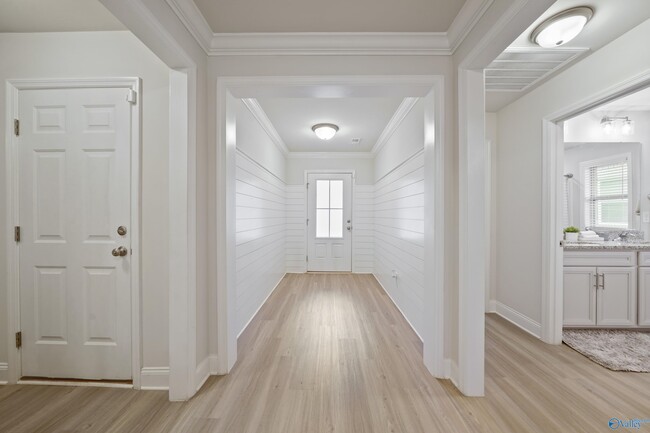 Foto del edificio - 6077 Thorntons Way Cir NW