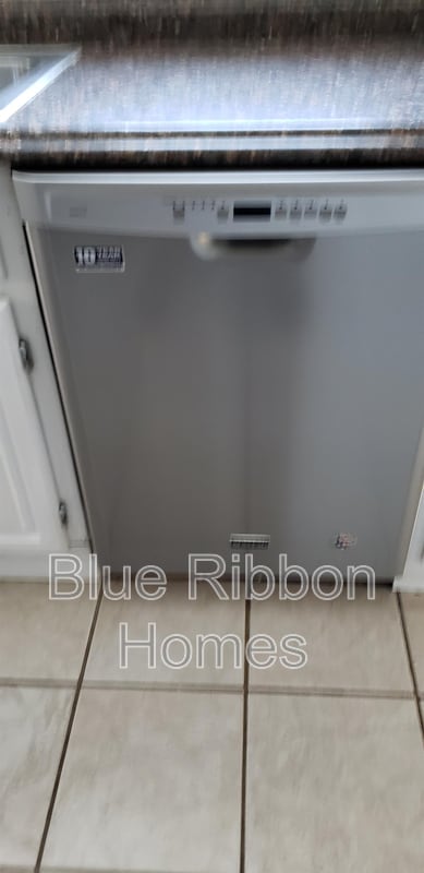 Building Photo - 2543 E 5th Ave