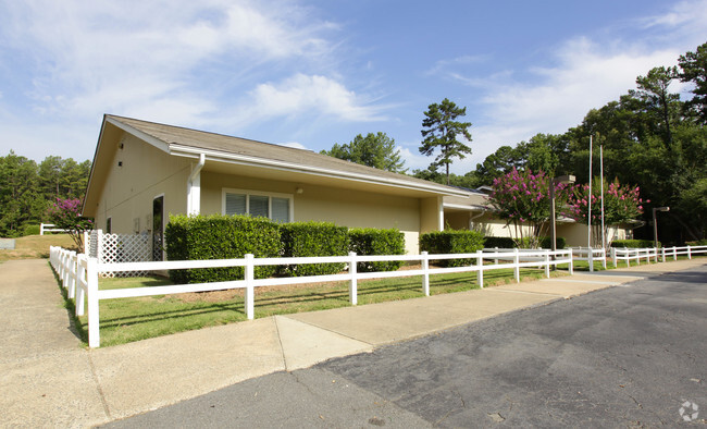 Foto del edificio - The Cottages Apartments