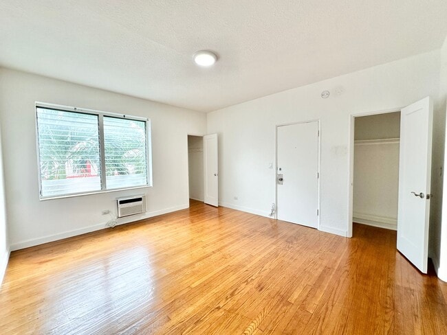 Building Photo - Spacious Studio on 12 Street between Eucli...