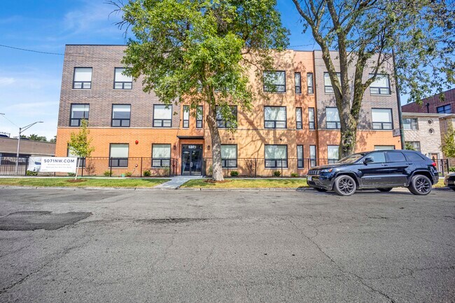 Building Photo - 5071 N Northwest Hwy