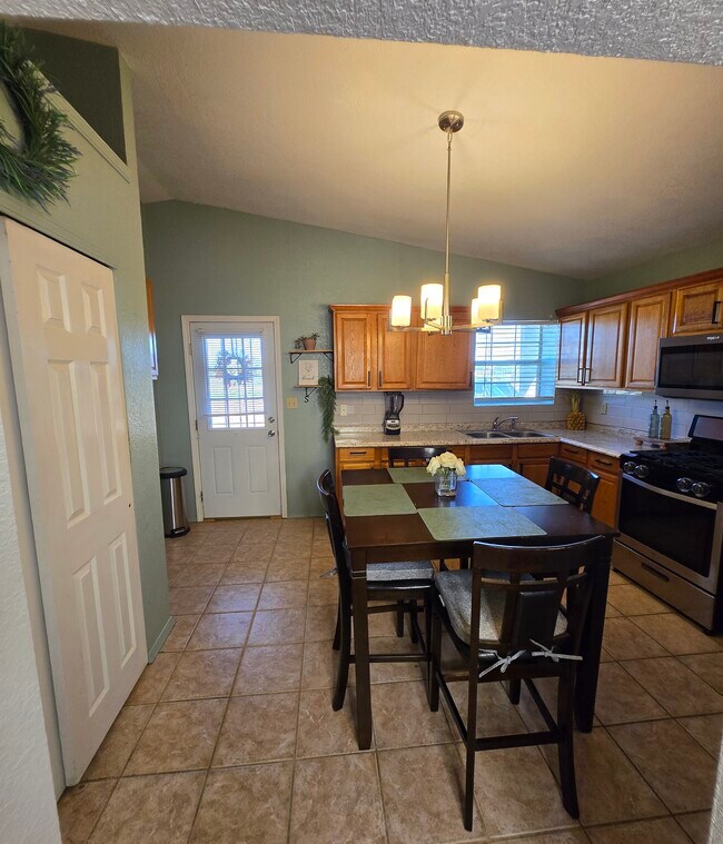 Building Photo - 348 Oasis Dr