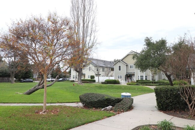 Foto del edificio - Lovely Cottonwood Glen Townhome