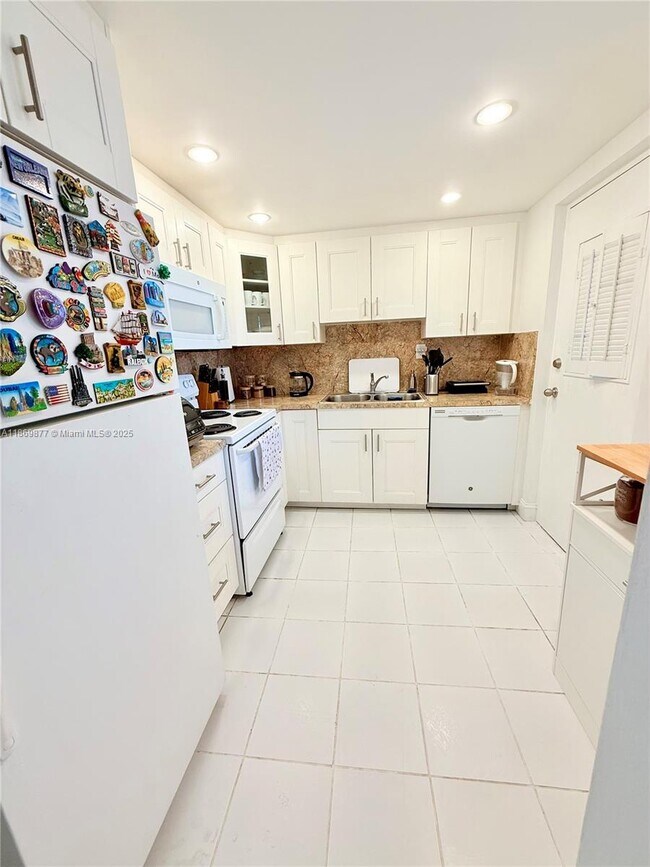 Building Photo - 4141 Nautilus Dr