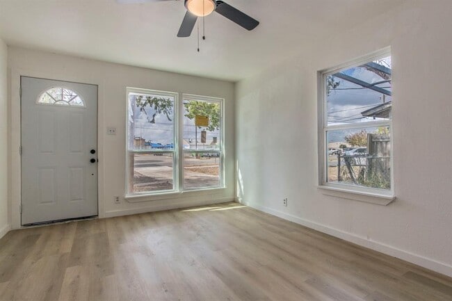 Building Photo - 415 W Hutchins Pl