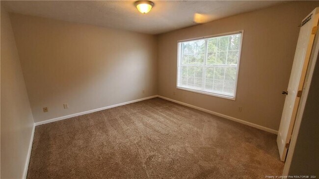 Foto del edificio - 241 Waterdown Dr