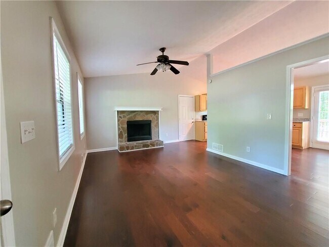 Foto del edificio - 394 Russell Ridge Dr