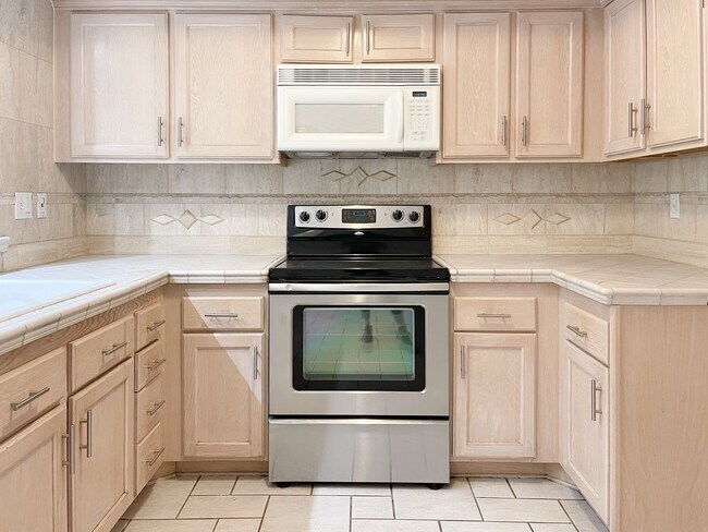 Building Photo - Single-Level 2-Bed Condo in Orange