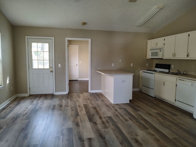Building Photo - 6104/6106 Pinetree Ave