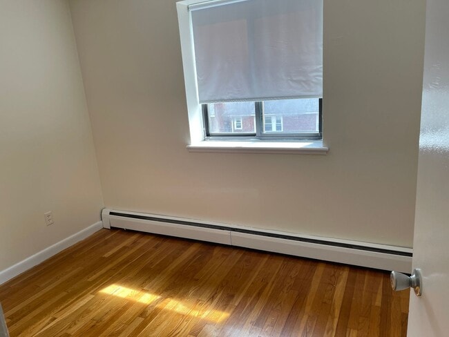 Building Photo - Top floor sunny Modern Spacious 2 bed with...