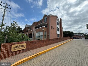 Building Photo - 6924 Fairfax Dr