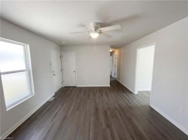 Foto del edificio - 131 Hasty Hill Rd