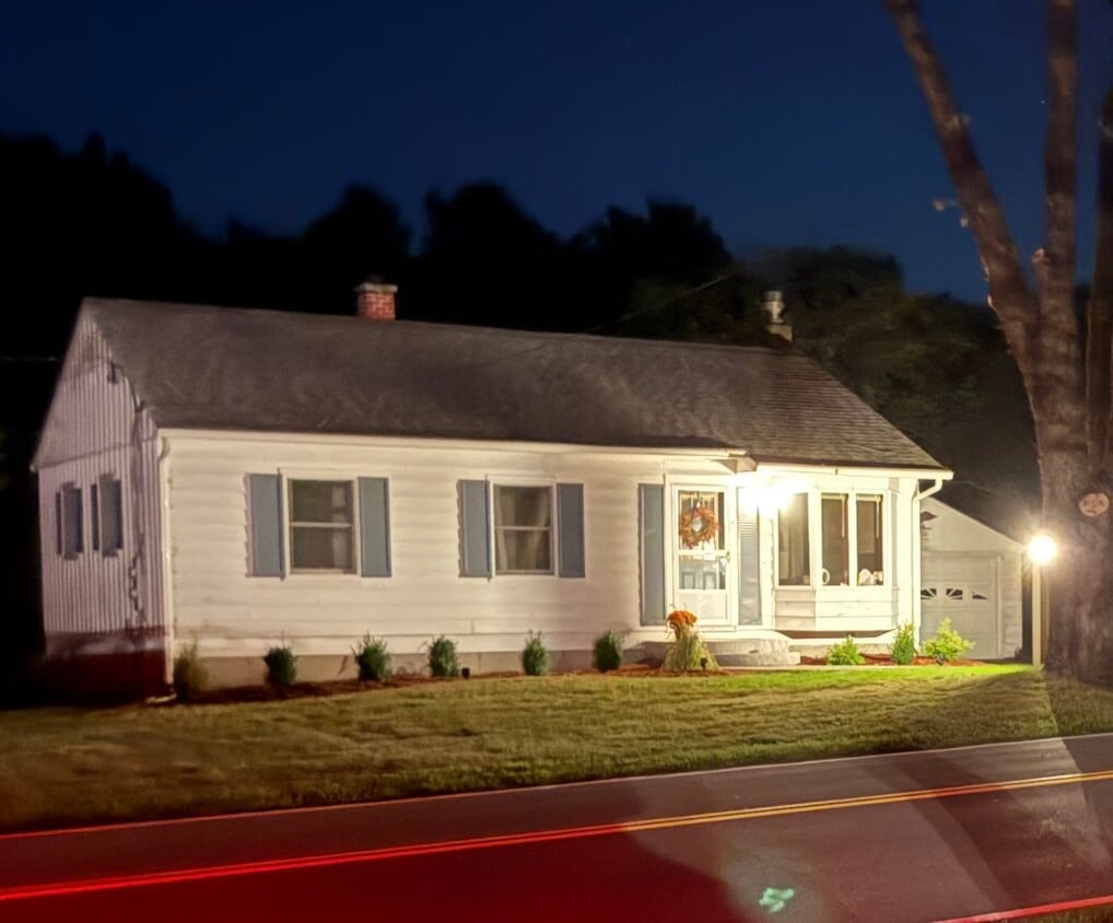 Bright Beautiful even at noght - 323 Matthews Rd