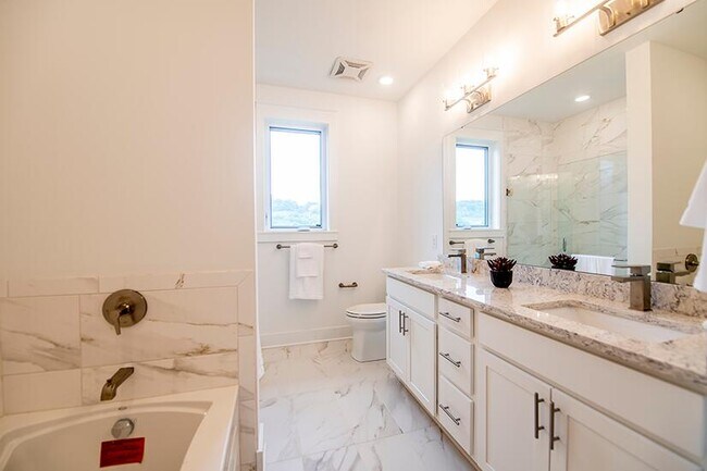 Foto del edificio - 385 Manhattan Blvd