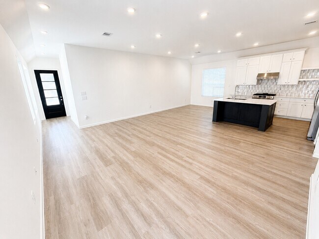 Building Photo - 15520 Maple