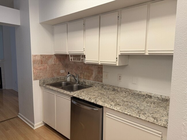 Building Photo - Premium North Valley Condo