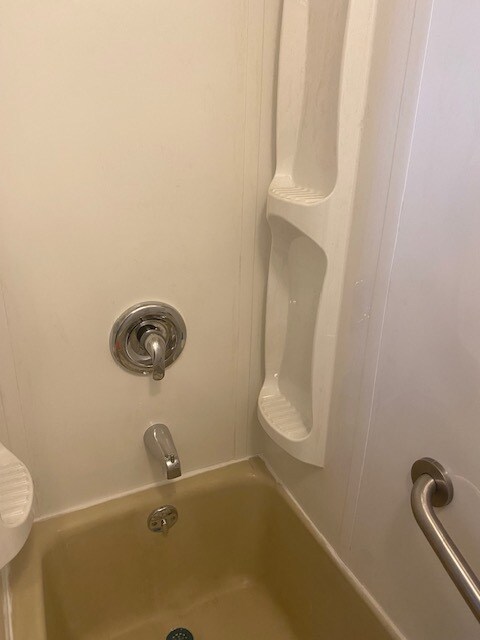 shower - 228 E 9th St