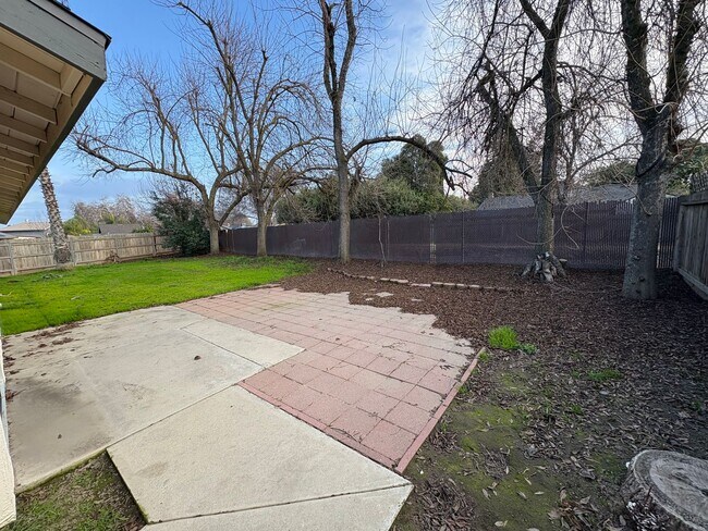Building Photo - NW Visalia Home Near Shopping Centers Rent...