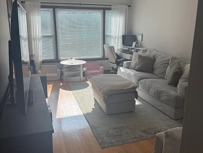 Foto del edificio - 3734 Ridgeland Ave