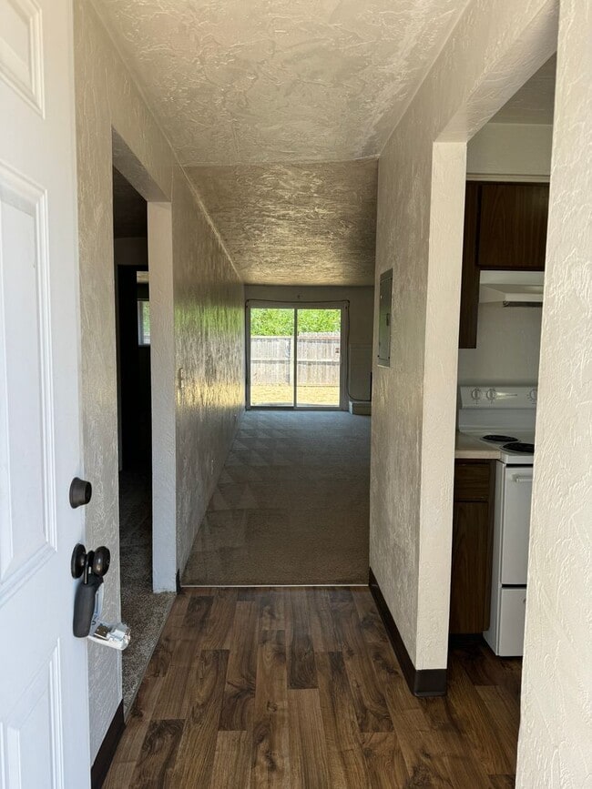 Building Photo - 3 bedroom 1.5 bathroom duplex