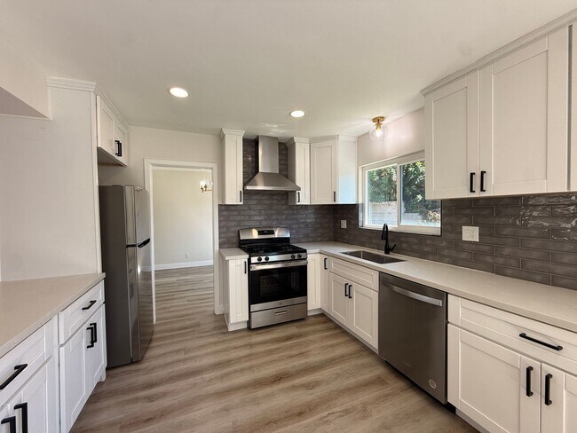 Foto del edificio - Modern 3BR/2BA Vista Home with 2-Car Garage and Private Yard