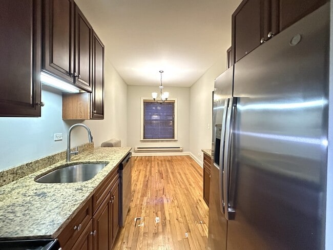 Building Photo - 749 W Addison St