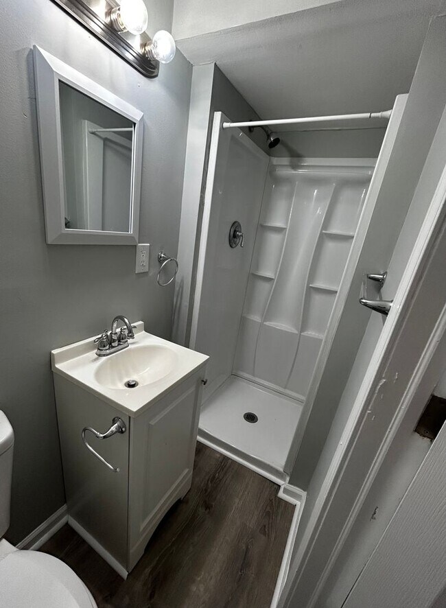 Foto del edificio - CUTE 1 BEDROOM HOUSE WITH PRIVATE FENCED BACKYARD QUIET STREET