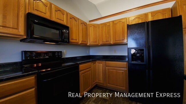 Building Photo - 3 Bed 3 Bath Home with 2 Stall Attached Ga...