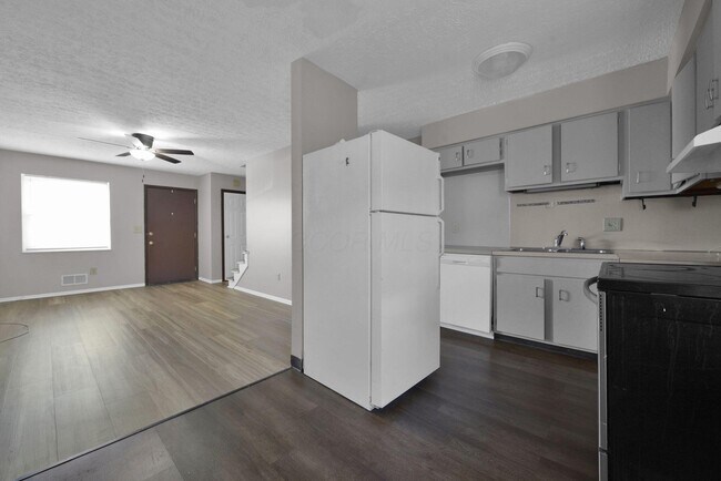 Building Photo - 5696 Beechcroft Rd