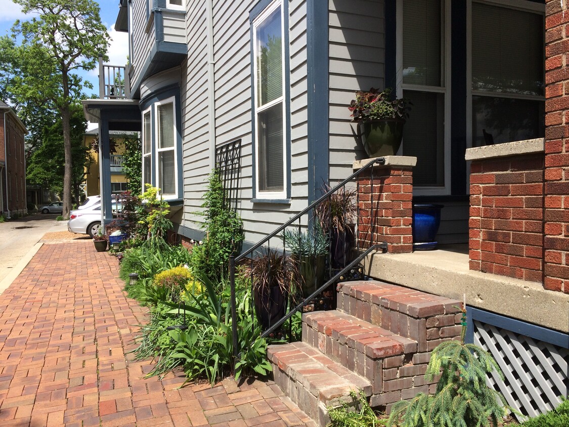 Front Entrance - 616 E New York St