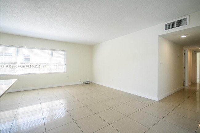 Building Photo - 1940 Biarritz Dr