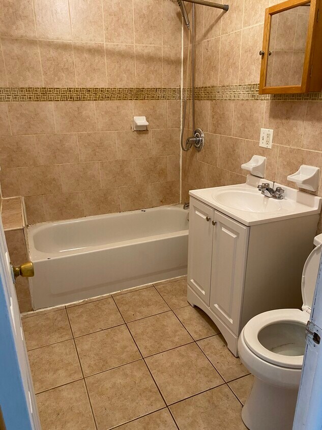 Foto principal - 806 E 216th St