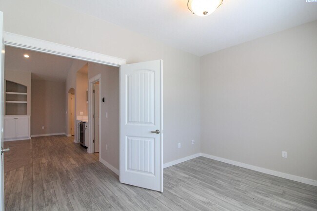 Building Photo - 3 Bed/ 2.5 Bath + an Office Home in West R...