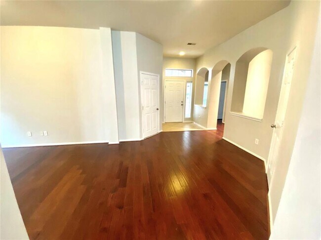 Foto del edificio - 606 Red Oak Canyon Ln