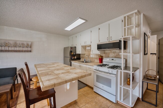 Building Photo - 355 Kalanianaole St