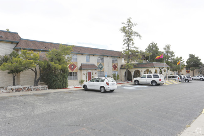 Foto del edificio - Del Prado Apartments