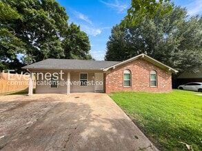 Building Photo - 3060 Fairmeadow Dr