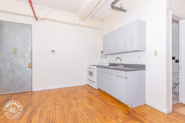 Building Photo - 175 Stockholm St