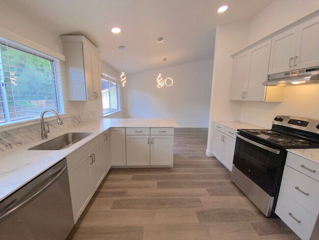 Foto del edificio - Modern 4 Bedroom, 3 Bath House - Near Died...