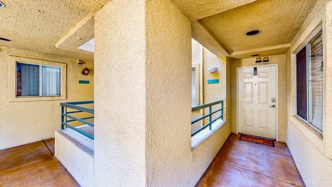 Foto del edificio - "Chic Las Vegas Condo Oasis: 1-Bedroom Gem with Granite Touch - 692 Sq Ft of Style!"