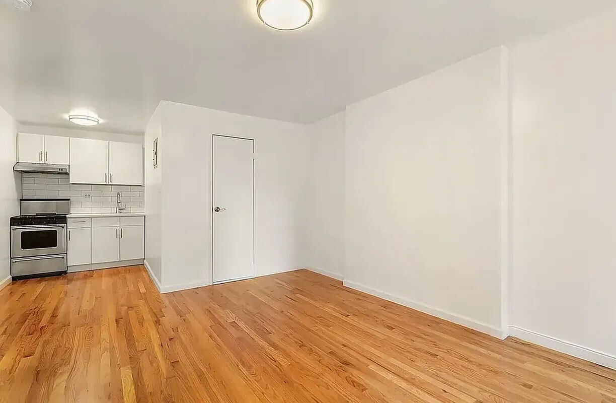 Building Photo - 222 West 10th Street