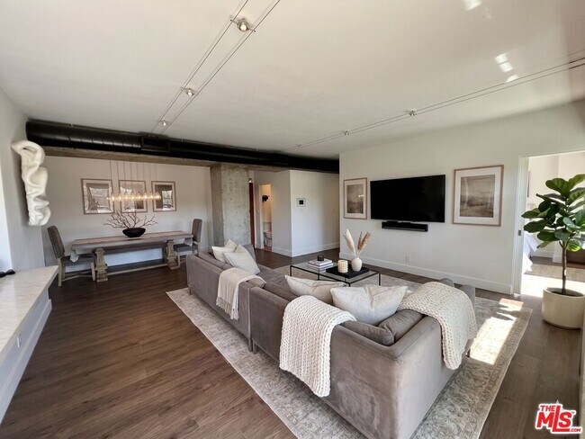 Foto del edificio - 838 N Doheny Dr